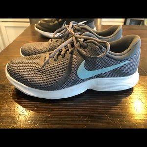 WOMEN'S NIKE REVOLUTION 4 RUNNING SHOES SIZE 8